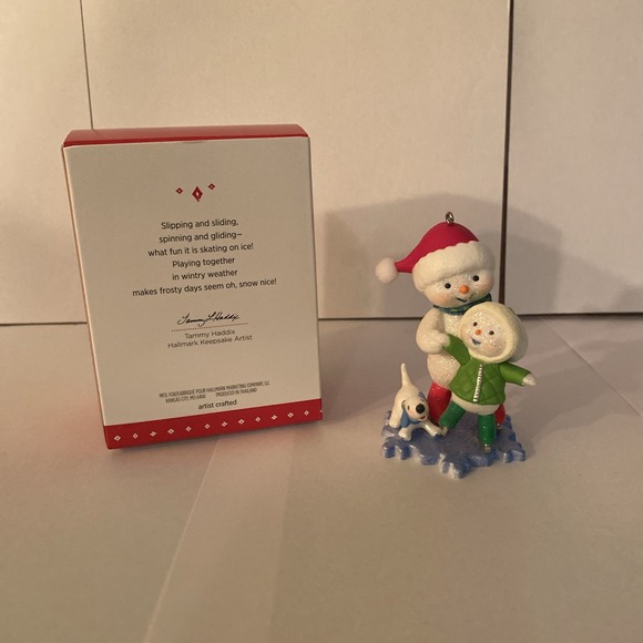 2015 Hallmark Keepsake Chillin' Together Ornament 8th in Making Memories Series - Picture 2 of 3